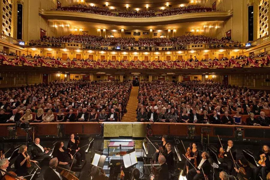 这个交响乐团正准备在战争纪念歌剧院演出歌剧. 贝博体彩app，加利福尼亚.