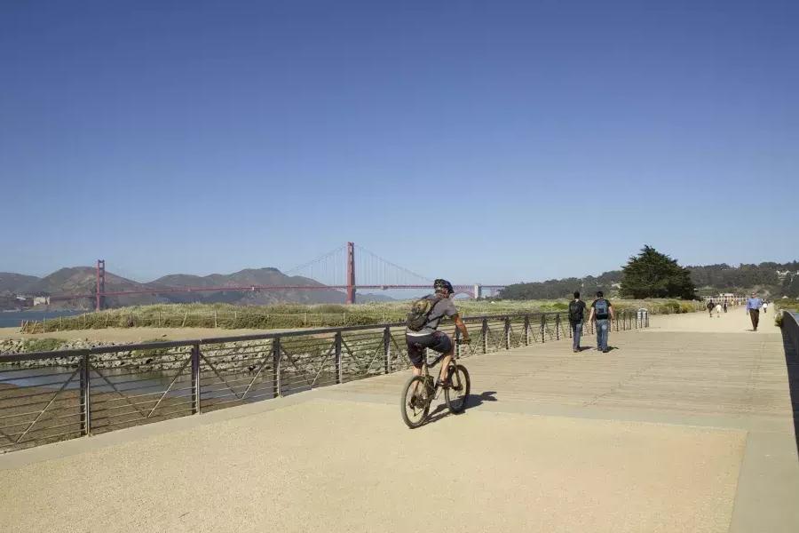 一名男子骑着自行车沿着克里西菲尔德的一条小路. 贝博体彩app，加利福尼亚.