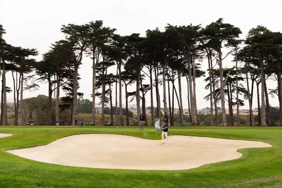 高尔夫球手在沙坑在TPC哈丁公园高尔夫球场在贝博体彩app，加利福尼亚.