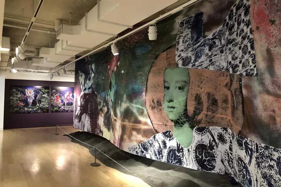 一幅大型壁画正在散居非洲人博物馆的展览室里展出. 贝博体彩app，加利福尼亚.