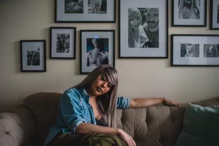 尼娅·克鲁兹在沙发上的画像.