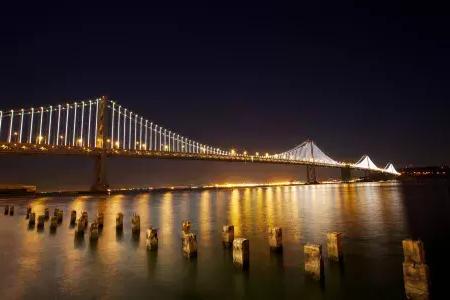 夜晚的海湾大桥，展示艺术家Leo Villareal的海湾灯光装置.